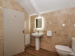 Koupelna v ubytování Low Moor + 27 fotografií