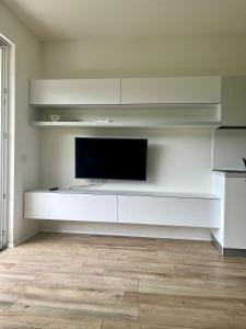 A television and/or entertainment centre at Emma‘s Riva-Dream - sonnige 2-Zimmer-Wohnung mit Garage und Balkon in Riva del Garda Még 13 kép