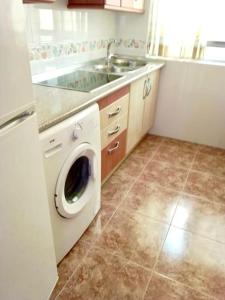 Η κουζίνα ή μικρή κουζίνα στο Tranquilo Apartamento en Almería +4 φωτογραφίες