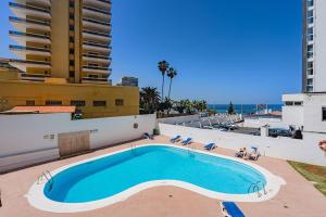 プエルト・デ・ラ・クルスにあるMar & Relax - Puerto de la Cruzの海が見えるプール