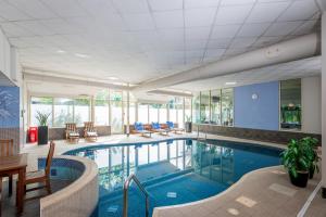 una grande piscina con acqua blu in un edificio di The Landmark Hotel and Leisure Club a Dundee