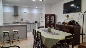 eine Küche mit einem Tisch und Stühlen in einer Küche in der Unterkunft La Casa del Colibrí in San Salvador de Jujuy + 12 Fotos