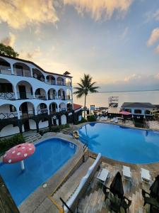 een hotel met een groot zwembad aan de oceaan bij Hotel Mi Paraíso Río Dulce in San Felipe