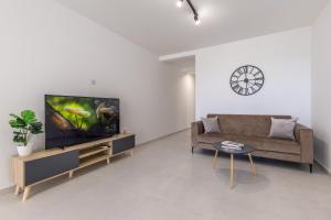TV a/nebo společenská místnost v ubytování Stay Steps Away From The Sea in Sliema - Sleeps 4