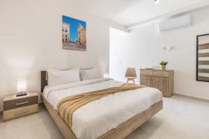 Postel nebo postele na pokoji v ubytování Stay Steps Away From The Sea in Sliema - Sleeps 4