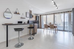 Kuchyň nebo kuchyňský kout v ubytování Stay Steps Away From The Sea in Sliema - Sleeps 4 + 18 fotografií