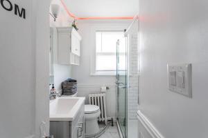 Ένα μπάνιο στο Modern 3BR Apartment Downtown HarborPt I-95 Train +104 φωτογραφίες