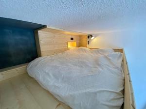 Un dormitorio con una cama en una habitación con techo. en Studio au coeur du village de La Grave, en La Grave