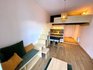 una sala de estar con un sofá y una mesa en Studio au coeur du village de La Grave, en La Grave