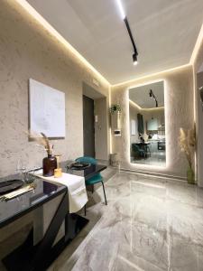 un ampio soggiorno con divano e tavolo di Falco Boutique Home with Jacuzzi a Napoli