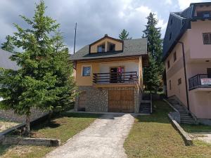 弗拉西克Vlašić, Babanovac, vikendica Ante的一栋房子前面有一棵树