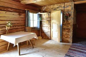 a room with a table in a log cabin at Peintnerhof Almhütte in Innervillgraten