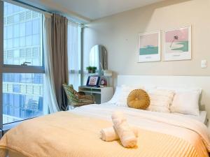 Katil atau katil-katil dalam bilik di Luxurious Modern BGC Condo at Uptown #upt131h +36 gambar