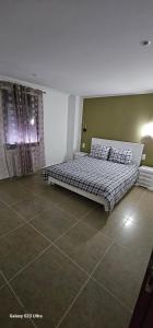a bedroom with a bed and a green wall at Appartement Moderne et Lumineux in Ouled Moussa