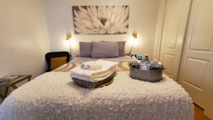Ένα ή περισσότερα κρεβάτια σε δωμάτιο στο The Gold Room near downtown trains fast wifi