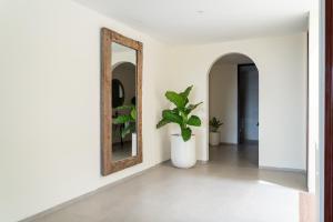 ein Flur mit einem Spiegel und einer Pflanze in der Unterkunft Jaden Hill Mountain City View Villa 8 bedrooms with a private heated swimming pool and a movie room in Bengkok + 68 Fotos
