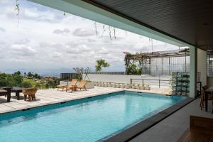 ein Swimmingpool auf einem Haus in der Unterkunft Jaden Hill Mountain City View Villa 8 bedrooms with a private heated swimming pool and a movie room in Bengkok