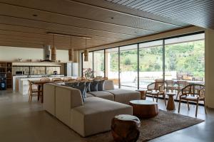 ein Wohnzimmer mit einem Sofa und Stühlen sowie eine Küche in der Unterkunft Jaden Hill Mountain City View Villa 8 bedrooms with a private heated swimming pool and a movie room in Bengkok