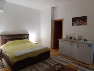 Postel nebo postele na pokoji v ubytování Apartmani Helena