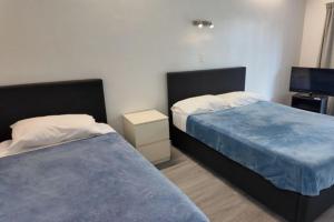 Postel nebo postele na pokoji v ubytování Knightsbridge Motor Lodge