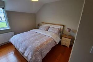 a bedroom with a bed and a window at Suaimhneas in Gortahork