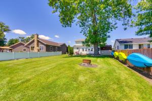 Zahrada ubytování Howe Retreat with Fire Pit and Private Boat Dock!