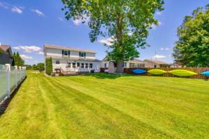 Zahrada ubytování Howe Retreat with Fire Pit and Private Boat Dock!