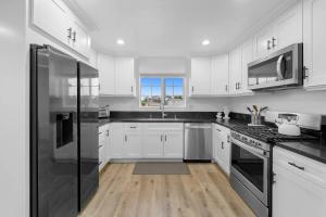 Gallery image of October Sale! 35 Off - Casa Lanzit, Near Lax in Los Angeles