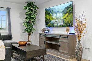 Gallery image of October Sale! 35 Off - Casa Lanzit, Near Lax in Los Angeles +38 photos