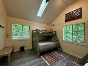 Ένα ή περισσότερα κρεβάτια σε δωμάτιο στο Family Glamping Cabin-Can't Bear to Leave at Valley Bear Farms Resort +32 φωτογραφίες