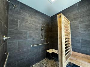 Ένα μπάνιο στο Family Glamping Cabin-Can't Bear to Leave at Valley Bear Farms Resort