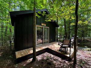 Fotografie z fotogalerie ubytování Couples Glamping Cabin-Bearly Behaving at Valley Bear Farms Resort v destinaci Balsam Grove