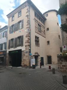 a large white building on a city street at Chez David - Vacances sous les toits in Brioude