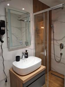 Ένα μπάνιο στο Luxora Zlatibor Central Residence +6 φωτογραφίες