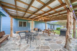 a patio with a wooden pergola and tables and chairs at Zipp Away LD 728 in New Braunfels