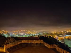uitzicht op de stad 's nachts bij Vista Castelo in Sertã