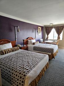 a hotel room with two beds and a window at Fullerton Inn in Fullerton +38 photos