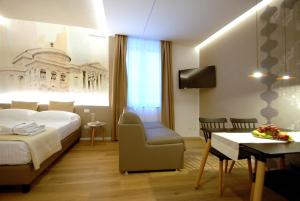 una stanza d'albergo con un letto e una sedia di BURNÌA Sicily Holiday House a Palermo