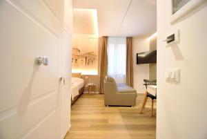 una camera da letto con un letto e una sedia in una stanza di BURNÌA Sicily Holiday House a Palermo