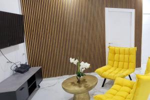 Televisyen dan/atau pusat hiburan di Beautiful Apartment in Ramat Gan next to SHEBA Hospital