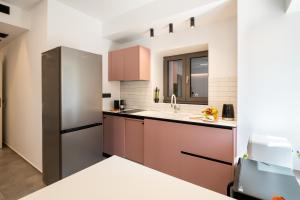 Kuchyň nebo kuchyňský kout v ubytování Cardamilia Suites
