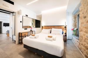 Postel nebo postele na pokoji v ubytování Cardamilia Suites