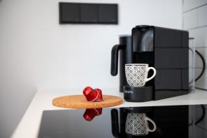 Příslušenství pro přípravu čaje a kávy v ubytování Cardamilia Suites