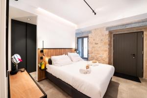 Postel nebo postele na pokoji v ubytování Cardamilia Suites