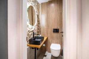 Koupelna v ubytování Cardamilia Suites