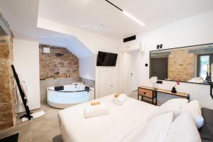 TV a/nebo společenská místnost v ubytování Cardamilia Suites