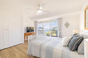 une chambre blanche avec un lit et une fenêtre dans l'établissement Albacore 6, à Nelson Bay 20 autres photos