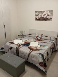 Dos camas una al lado de la otra en un dormitorio. en Casa Bijou, en Marsala