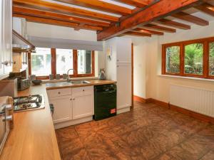 una cocina con fregadero y estufa en Highwood Lodge, en Huddersfield