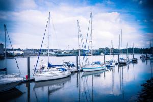 ウォーターフォードにあるTravelodge Waterfordの港に停泊する船団 +10枚の写真
